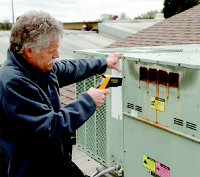 使用紅外測溫儀測量屋頂制冷系統。 